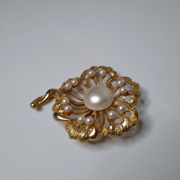 Vintage Faux Pearl And Metal Large Flower Brooch - Picture 5 of 15